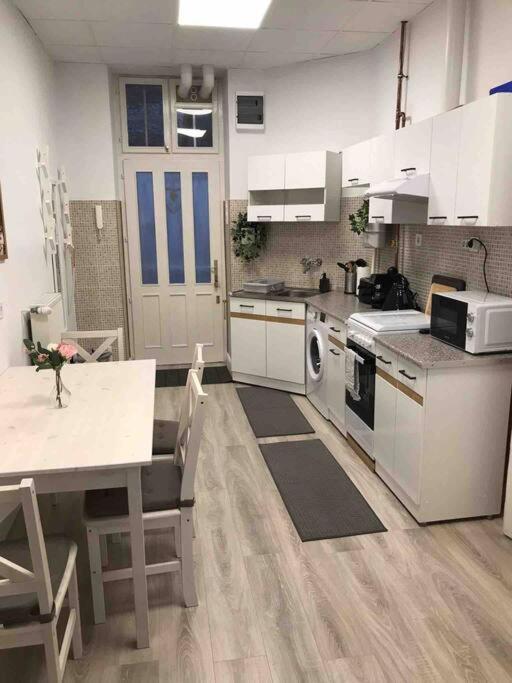 Perfect Location,Newly Decorated Modern, Large Place 60 M2, Really Quiet So You Can Have A Good Night Sleep, Ac, Netflix, Smart Tv, High-Speed Internet, World Famous New York Cafe Only 10 Minutes Walk Будапеща Екстериор снимка