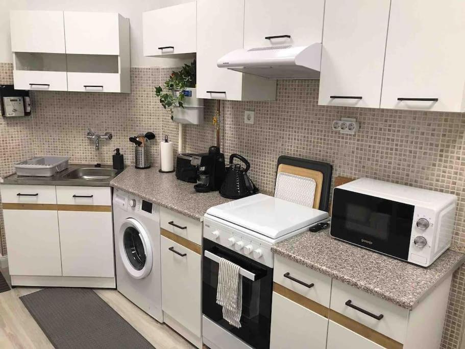 Perfect Location,Newly Decorated Modern, Large Place 60 M2, Really Quiet So You Can Have A Good Night Sleep, Ac, Netflix, Smart Tv, High-Speed Internet, World Famous New York Cafe Only 10 Minutes Walk Будапеща Екстериор снимка