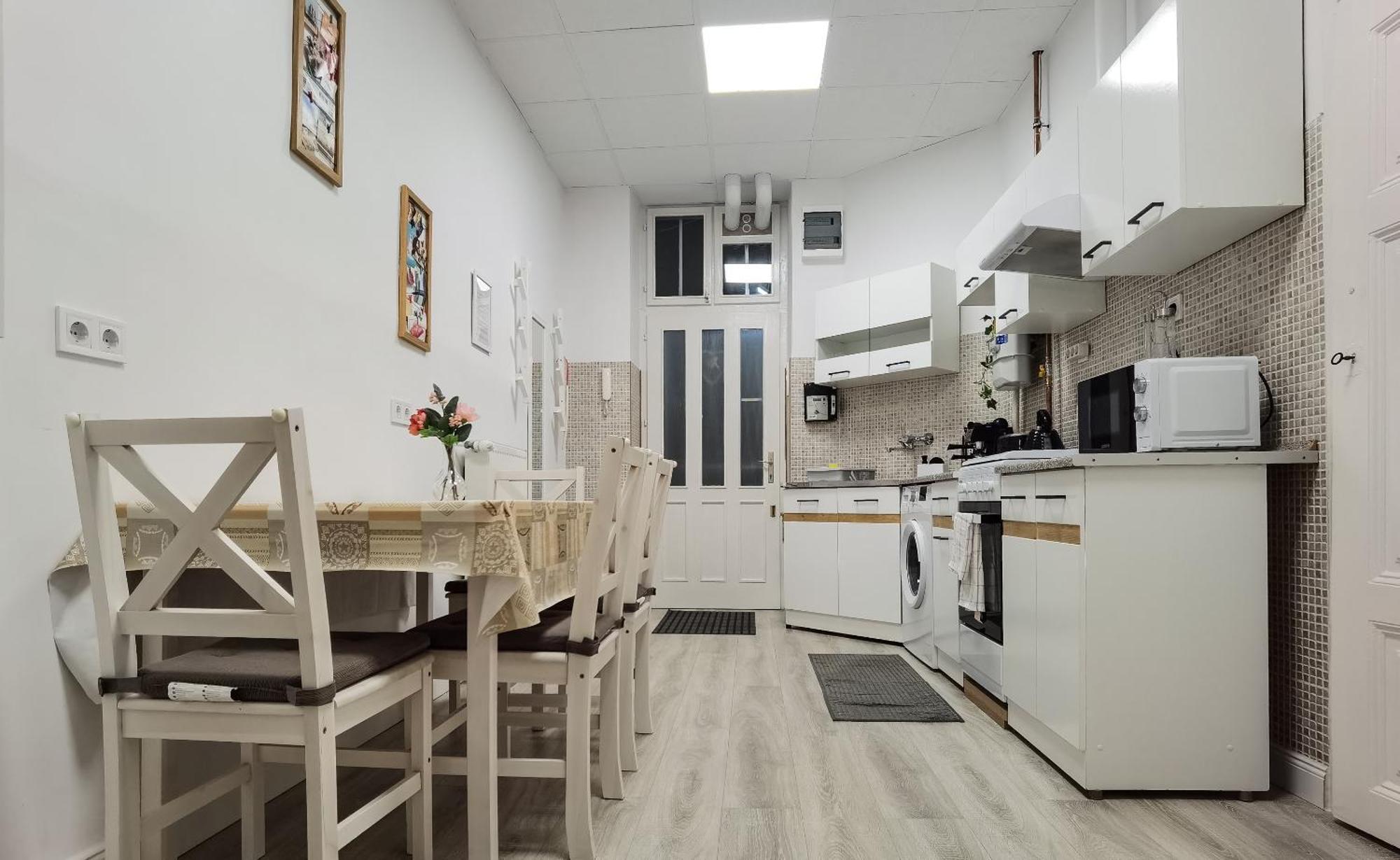 Perfect Location,Newly Decorated Modern, Large Place 60 M2, Really Quiet So You Can Have A Good Night Sleep, Ac, Netflix, Smart Tv, High-Speed Internet, World Famous New York Cafe Only 10 Minutes Walk Будапеща Екстериор снимка