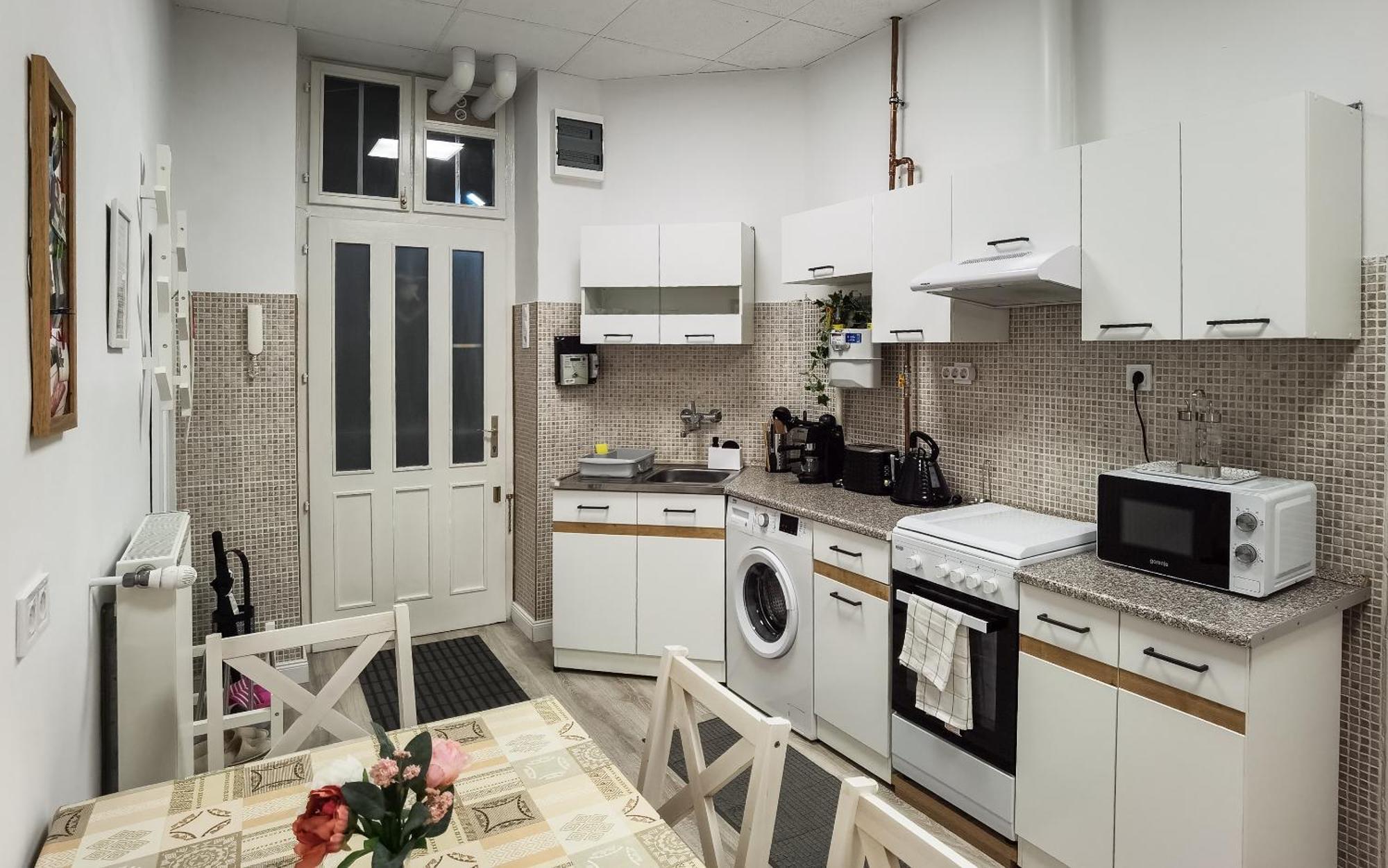 Perfect Location,Newly Decorated Modern, Large Place 60 M2, Really Quiet So You Can Have A Good Night Sleep, Ac, Netflix, Smart Tv, High-Speed Internet, World Famous New York Cafe Only 10 Minutes Walk Будапеща Екстериор снимка