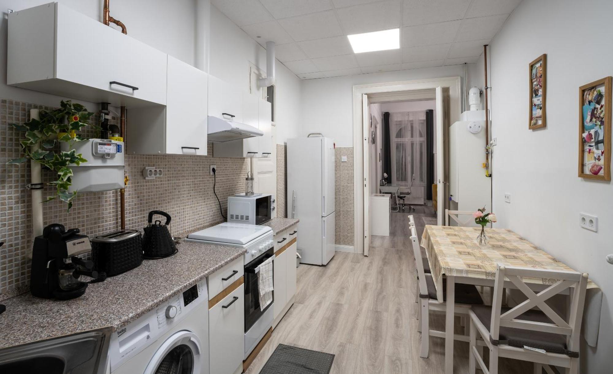 Perfect Location,Newly Decorated Modern, Large Place 60 M2, Really Quiet So You Can Have A Good Night Sleep, Ac, Netflix, Smart Tv, High-Speed Internet, World Famous New York Cafe Only 10 Minutes Walk Будапеща Екстериор снимка