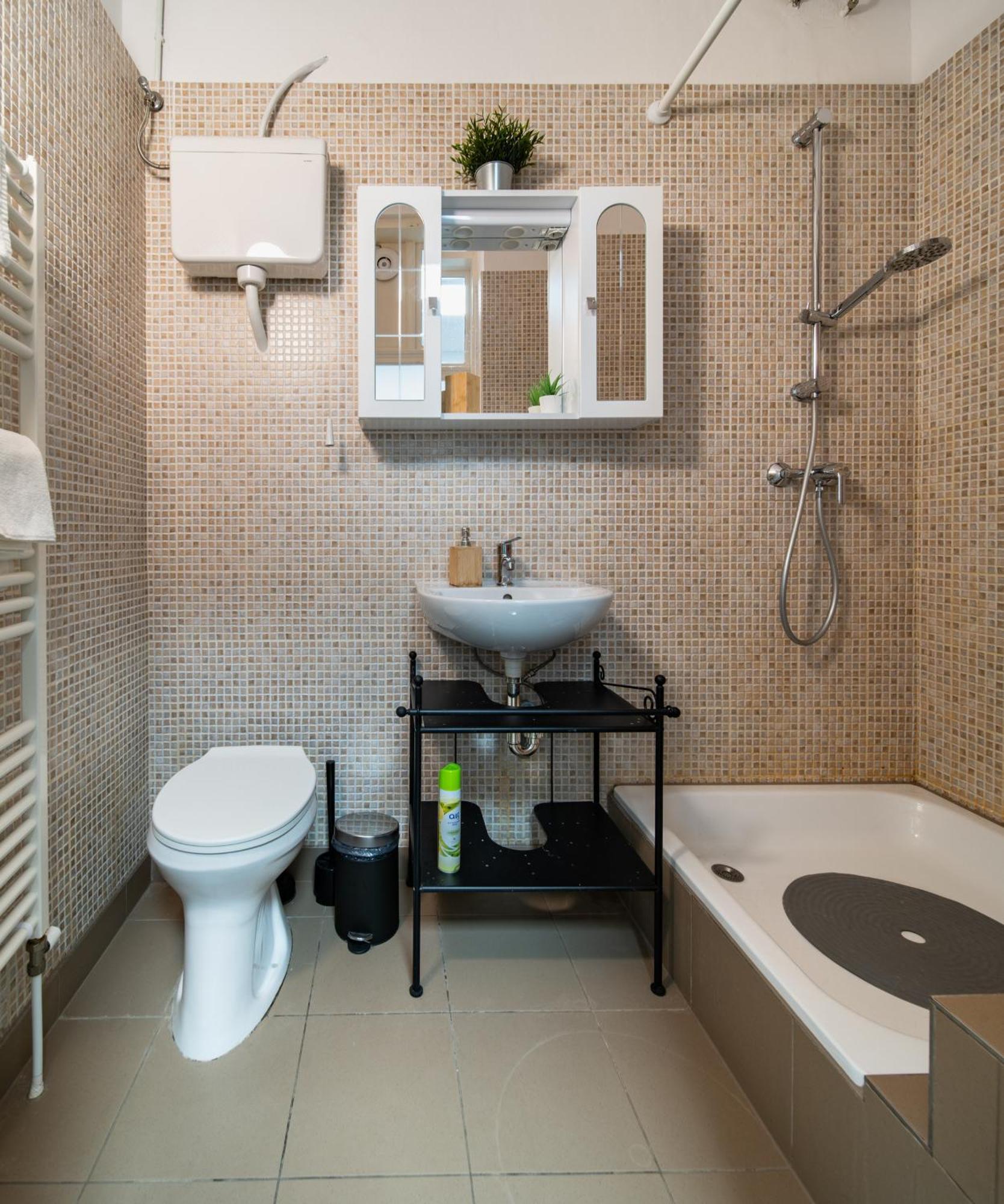 Perfect Location,Newly Decorated Modern, Large Place 60 M2, Really Quiet So You Can Have A Good Night Sleep, Ac, Netflix, Smart Tv, High-Speed Internet, World Famous New York Cafe Only 10 Minutes Walk Будапеща Екстериор снимка