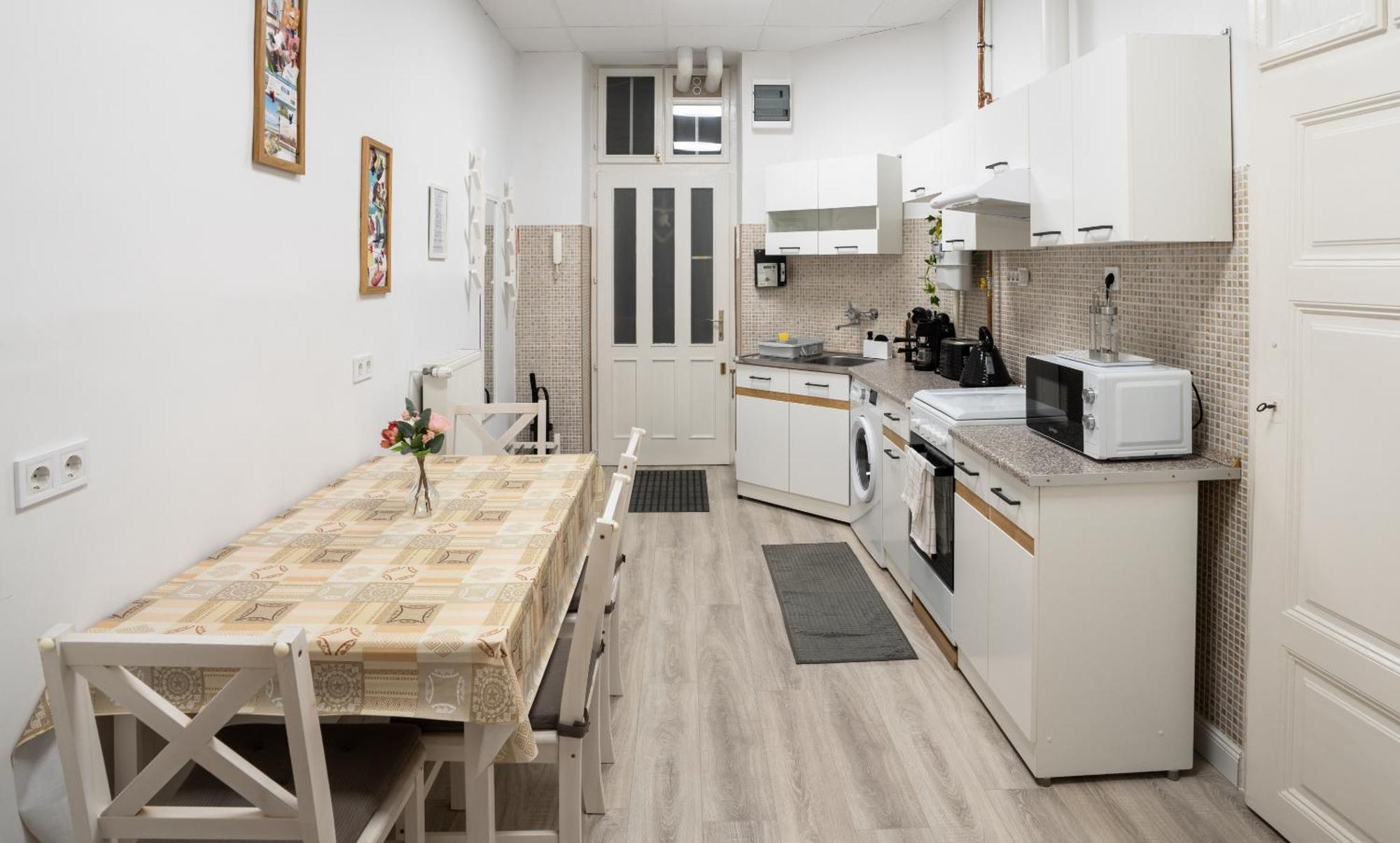 Perfect Location,Newly Decorated Modern, Large Place 60 M2, Really Quiet So You Can Have A Good Night Sleep, Ac, Netflix, Smart Tv, High-Speed Internet, World Famous New York Cafe Only 10 Minutes Walk Будапеща Екстериор снимка